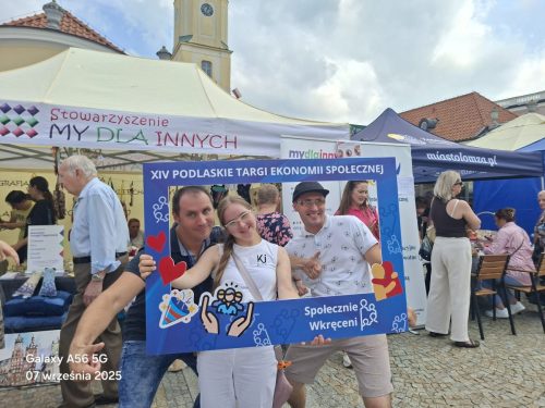 Uczestnicy Targów w ramce upamiętniającej XIV Podlaskie Targi Ekonomii Społecznej