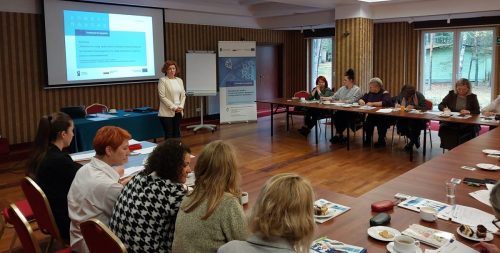 Relacja ze szkolenia pn. „Świadczenie usług społecznych w różnych formach wsparcia: od mieszkań wspomaganych po usługi opiekuńcze i wsparcie procesu usamodzielniania” – która odbyła się w dniach 27-28 października 2025r. na zdjęciu uczestnicy skupieni na prowadzącej.