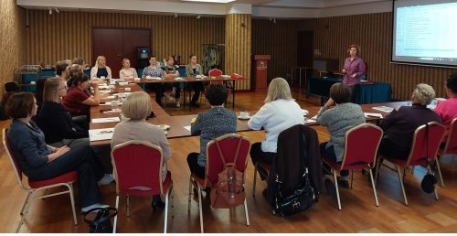 Relacja ze szkolenia pn. „Świadczenie usług społecznych w różnych formach wsparcia: od mieszkań wspomaganych po usługi opiekuńcze i wsparcie procesu usamodzielniania” – która odbyła się w dniach 27-28 października 2025r. na zdjęciu ujęcie na wszystkich zgromadzonych w sali konferencyjnej.