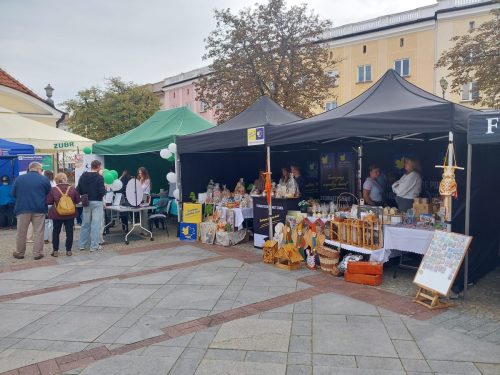 Dwa namioty z rzeczami wytworzonymi przez podmioty które można kupić. Namioty stoją obok siebie.