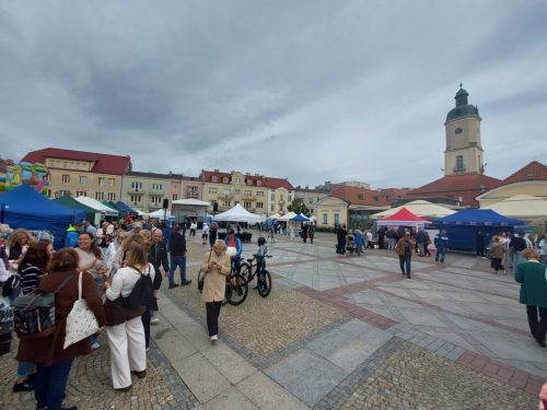 Rynek Kościuszki w Białymstoku na którym są rozstawione namioty podmiotów ekonomii społecznej. Dużo ludzi wokół.