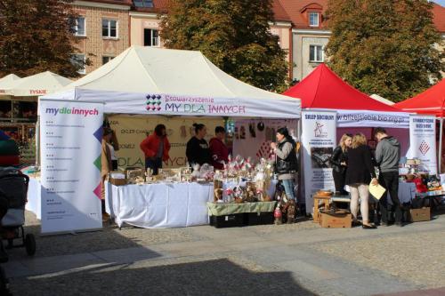 Słoneczna jesienna pogoda stoiska stowarzyszenia my dla innych obok stoisko stowarzyszenia bliżej siebie