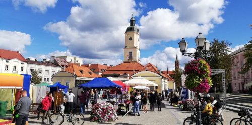 Ratusz w Białymstoku przed którym stoją namioty podmiotów ekonomii społecznej.