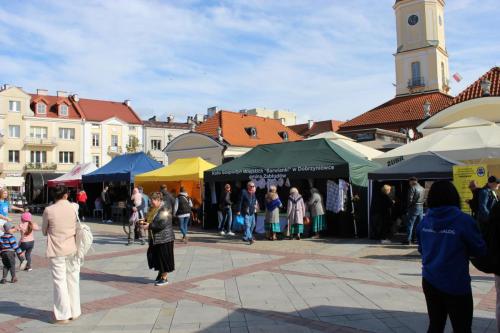 Ujęcie na stoiska podmiotów ekonomii społecznej na tle ratuszu w Białymstoku