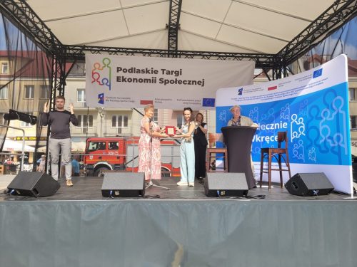 Scena na której są obecne dwie osoby – pani dyrektor ROPS przekazuję Certyfikat Znaku Jakości Zakup Prospołeczny dla reprezentantki Fundacji Sil Nine Numine.
