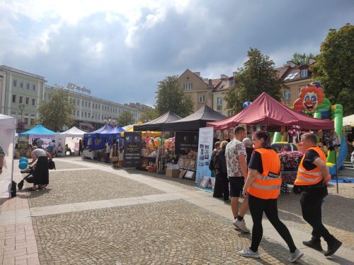 Stoiska wystawców podczas trwania Targów, wystawcy prezentują swoje wyroby wykonywane w ich organizacjach.