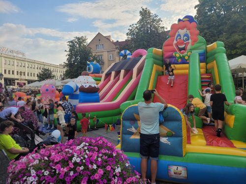 3 dmuchane place zabaw, na każdym z nich znajdują się dzieci bawiące się.