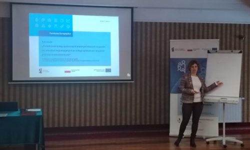 Relacja ze szkolenia pn. „Świadczenie usług społecznych w różnych formach wsparcia: od mieszkań wspomaganych po usługi opiekuńcze i wsparcie procesu usamodzielniania” – która odbyła się w dniach 27-28 listopada 2025r. na zdjęciu prowadząca przy flipczarcie.