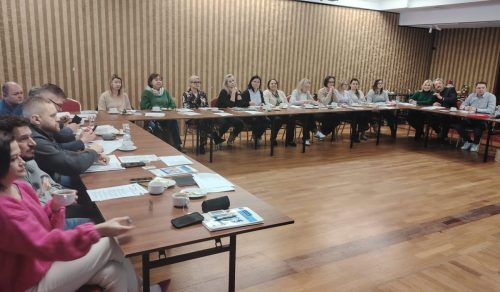 Relacja ze szkolenia pn. „Świadczenie usług społecznych w różnych formach wsparcia: od mieszkań wspomaganych po usługi opiekuńcze i wsparcie procesu usamodzielniania” – która odbyła się w dniach 27-28 listopada 2025r., na zdjęciu uczestnicy przeważnie uśmiechnięci.