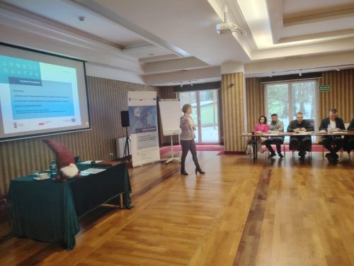 Relacja ze szkolenia pn. „Świadczenie usług społecznych w różnych formach wsparcia: od mieszkań wspomaganych po usługi opiekuńcze i wsparcie procesu usamodzielniania” – która odbyła się w dniach 27-28 listopada 2025r. na zdjęciu prowadząca oraz część uczestników za oknem zimowa aura.