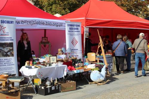 Wyeksponowane produkty wytworzone przez osoby zaktywizowane w stowarzyszeniu bliżej siebie