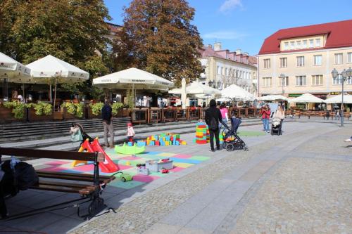 plac zabaw dla dzieci z dużymi klockami do układania i matą