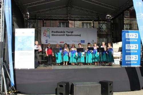 scena targów ekonomii społecznej na niej koło gospodyń wiejskich z Dobrzyniówki oraz patronat medialny telewizja oddział w Białymstoku