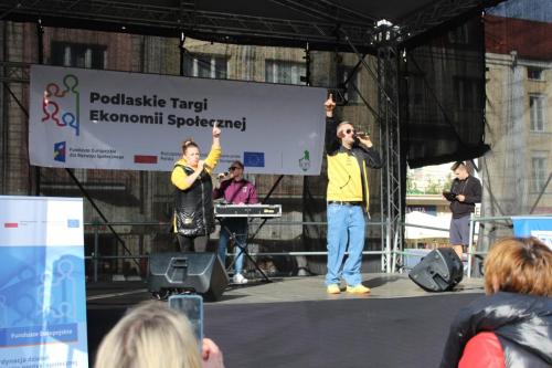 scena targów ekonomii społecznej na niej koncert Norbiego