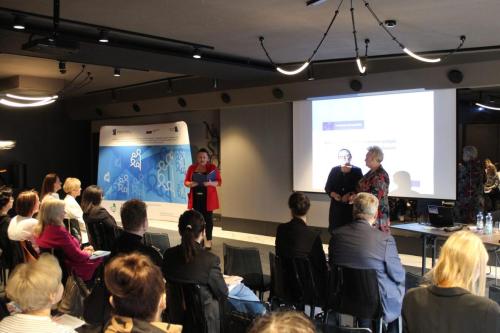 Rozpoczęcie konferencji ,,Kierunki rozwoju usług społecznych i procesu deinstytucjonalizacji w województwie podlaskim” przemawia Małgorzata Janczuk kierownika projektu Projekt „Koordynacja działań w zakresie polityki społecznej w województwie podlaskim” realizowany w ramachProgramu Fundusze Europejskie dla rozwoju Społecznego 2021-2027 współfinansowanego ze środków Europejskiego Funduszu Społecznego Plus, Po prawej dyrektor Regionalnego Ośrodka Polityki Społecznej Elżbieta Rajewska-Nikonowicz, oraz dyrektor Bożena Tomaszewska