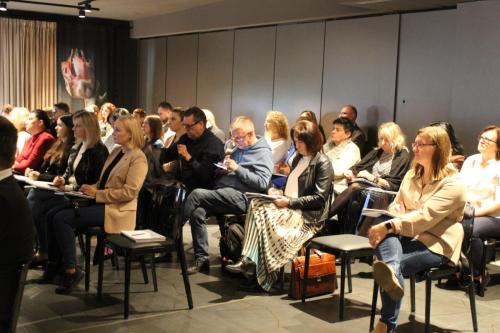 ujęcie z bliska na uczestników konferencji ,,Kierunki rozwoju usług społecznych i procesu deinstytucjonalizacji w województwie podlaskim”