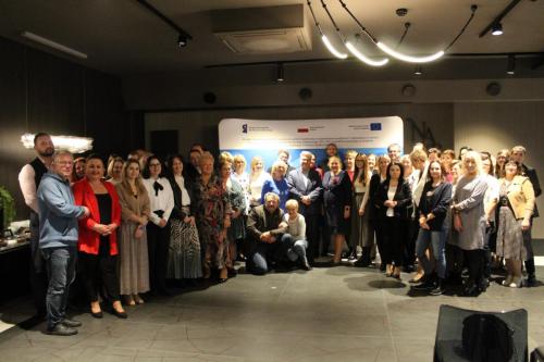 Pamiatkowe grupowe zdjęcie wszystkich biorących udział w konferencji pn. ,,Kierunki rozwoju usług społecznych i procesu deinstytucjonalizacji w województwie podlaskim”