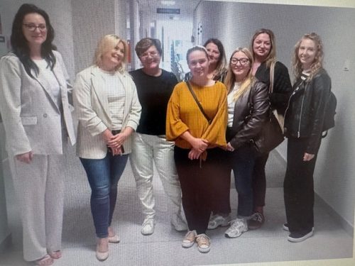Ujęcie na uczestniczki wizyty studyjnej w Centrum Usług Społecznych w Stawiskach