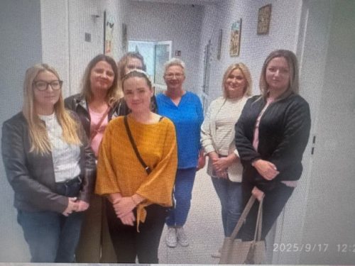 kolejne ujęcie na uczestniczki wizyty studyjnej w Centrum Usług Społecznych w Stawiskach na zdjęciu same blondynki na korytarzu
