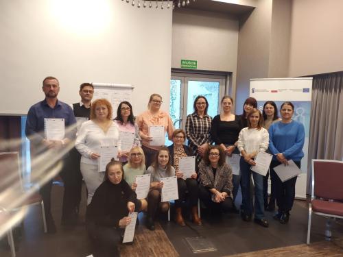 Relacja z superwizji pracy socjalnej zdjęcie grupowe uczestników każdy z dyplomem ukończenia