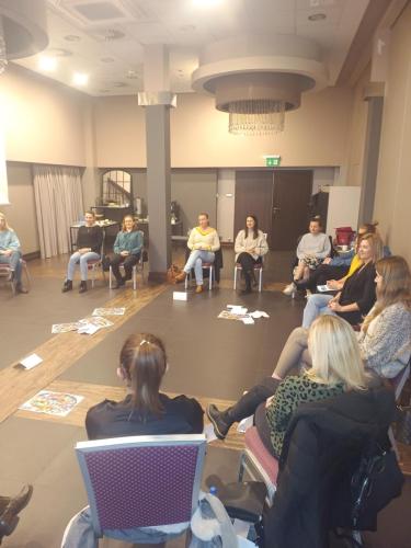 Relacja z superwizji pracy socjalnej centralne dużo miejsca  uczestnicy dookoła na podłodze pomoce związane ze szkoleniem