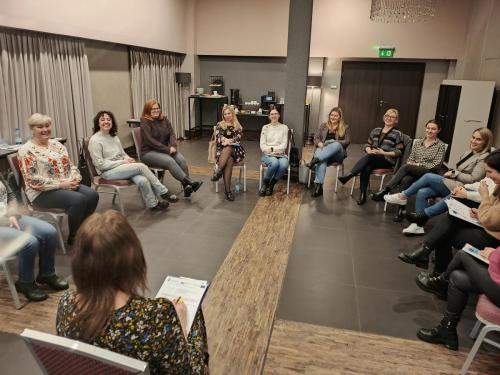 Relacja z superwizji pracy socjalnej szerokie ujęcie na wszystkich uczesników