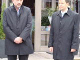 Dwóch mężczyzn ubranych w czarne płaszcze stoi obok siebie.