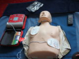 Defibrylator AED podłączony do manekina.