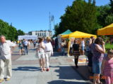 Ludzie którzy przechodzą obok stoisk na Podlaskich Targach Ekonomii Społecznej.