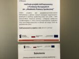 Plakat informacyjny projektu Akademia Pomocy Społecznej oraz wywieska informująca o szkoleniu z Zmiany przepisów ustawy o pomocy społecznej noweizacja 2022
