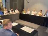Sala z stołami ustawionym w kształt litery U przy których siedzą uczestnicy szkolenia.