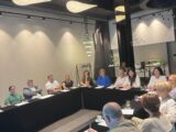 Sala z stołami ustawionym w kształt litery U przy których siedzą uczestnicy szkolenia.