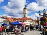 Ratusz w Białymstoku przed którym stoją namioty podmiotów ekonomii społecznej.