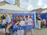 Uczestnicy Targów w ramce upamiętniającej XIV Podlaskie Targi Ekonomii Społecznej