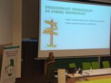 Anna Gawryluk pedagoga w Specjalnym Ośrodku Szkolno-Wychowawczym im. Waldemara Kikolskiego, doradcy metodycznego w zakresie kształcenia specjalnego w Miejskim Ośrodku Doradztwa Metodycznego Białostockiego Centrum Edukacji, na temat „Autyzm w klasie – jak dostosować szkołę do ucznia, nie ucznia do szkoły”.