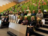 Ujęcie na salę wykładową Uniwersytetu w Białymstoku wypełnioną uczestnikami Konferencja Od diagnozy do sukcesu – metody i formy wsparcia dzieci i młodzieży ze spektrum autyzmu w domu i szkole