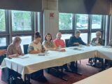 Ujęcie na uczestników szkolenia w tle duże okna z widokiem na ulicę Legionową w Białymstoku
