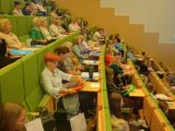 Ujęcie z boku sali wykładowej na uczestników Konferencji „Od diagnozy do sukcesu” – metody i formy wsparcia dzieci i młodzieży ze spektrum autyzmu w domu i szkole.
