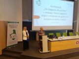 Rozpoczęcie konferencji ujęcie na Dyrektora Regionalnego Ośrodka Polityki Społecznej w Białymstoku Panią Bożenę Tomaszewską z lewej pracownik blondynka w okularach