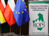 flaga województwa podlaskiego, flaga polski, flaga unii europejskiej oraz baner Regionalnego Ośrodka Polityki Społecznej w Białystoku