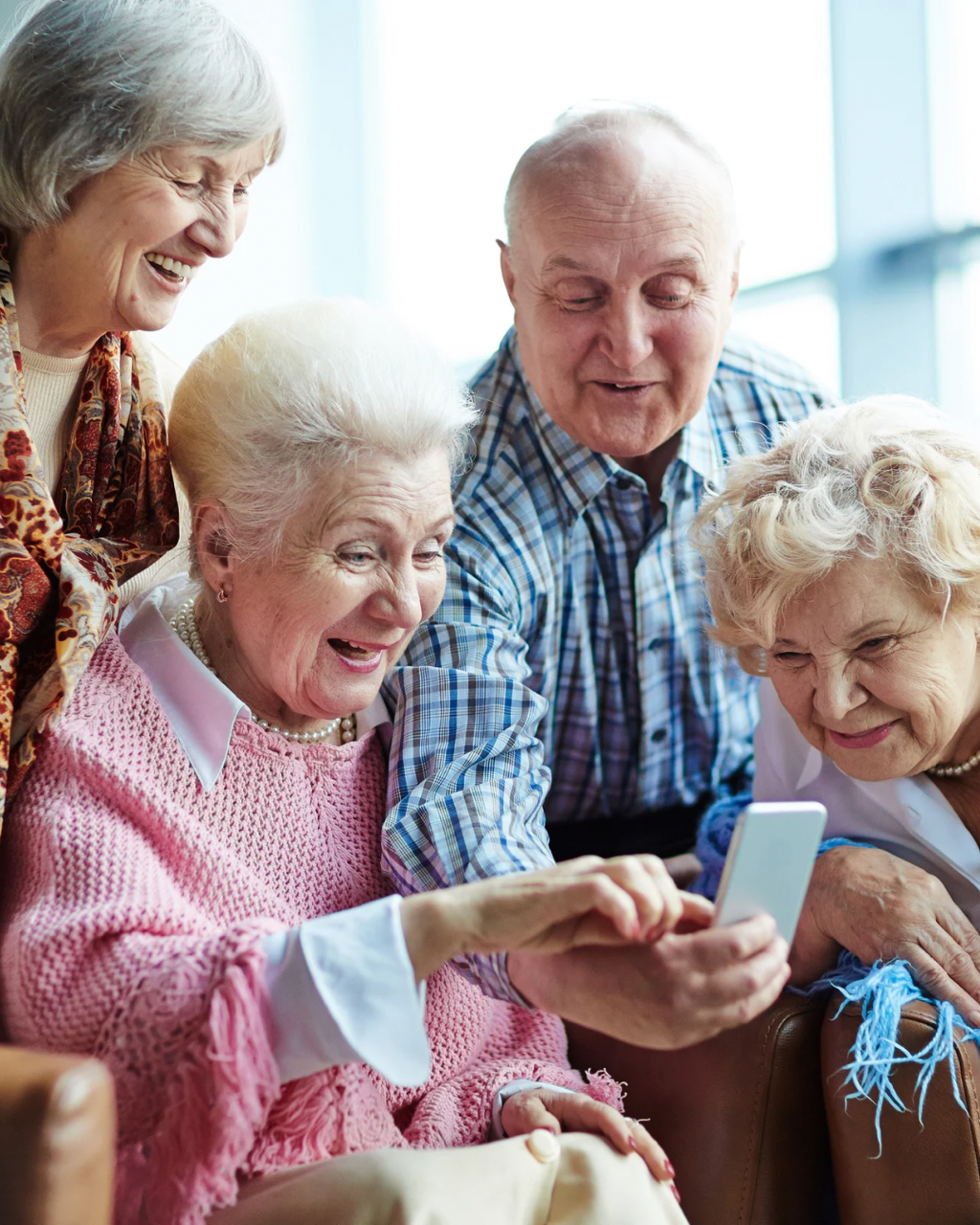 Grupa uśmiechniętych seniorów.