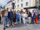 od lewej na zdjęciu dyr. Adam Kurluta, postać nieznana, z-ca dyr. Elżbieta Rajewska- Nikonowicz, dyr. Bożena Tomaszewska, dyr. Jolanta Den DPS Świerkowa, z-ca prezydenta Białegostoku Eliza Agnieszka Cybulko, z-ca prezydenta Białegostoku Tomasz Klim, z-ca dyr. departamentu kultury umwp Anna Maria Dobrowolska- Cylwik, Prezes Aktywni Ludmiła Bogalska, z-ca prezydenta Białegostoku Rafał Rudnicki, z-ca prezydenta Białegostoku Marek Masalski