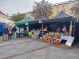 Dwa namioty z rzeczami wytworzonymi przez podmioty które można kupić. Namioty stoją obok siebie.