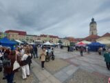 Rynek Kościuszki w Białymstoku na którym są rozstawione namioty podmiotów ekonomii społecznej. Dużo ludzi wokół.