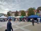 Plac na którym są rozstawione namioty podmiotów ekonomii społecznej. Dużo ludzi wokół.