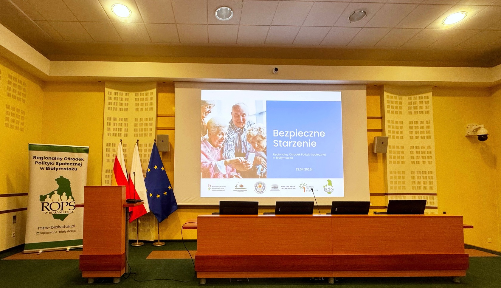 Telebim z tematem konferencji Bezpieczne starzenie